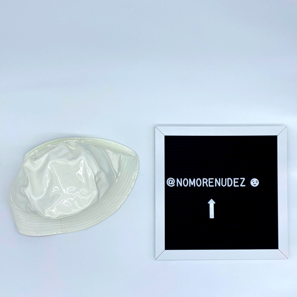 PATENT LEATHER WHITE BUCKET HAT
